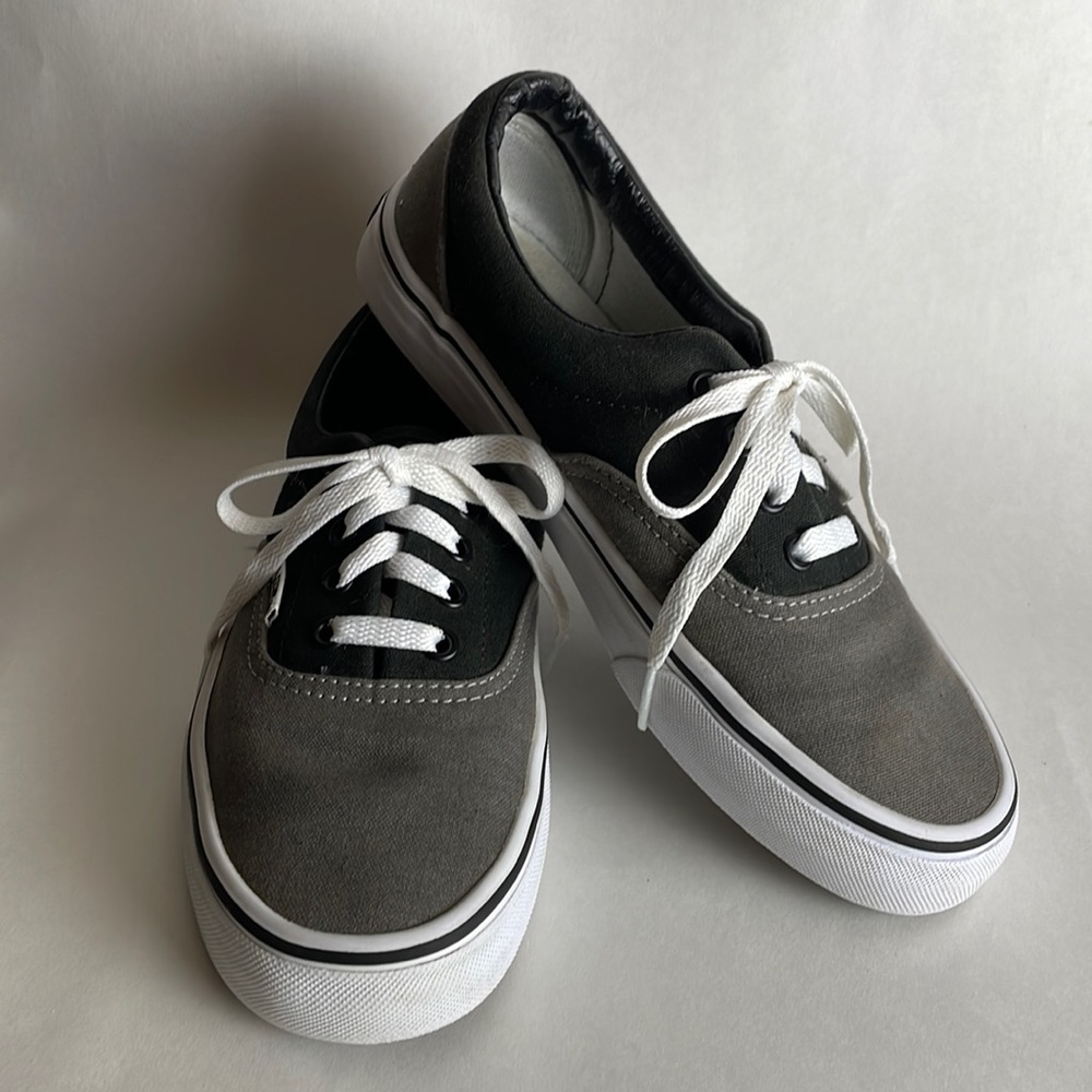 VANS•GRAY & BLACK•MENS 6 / WOMENS 7.5